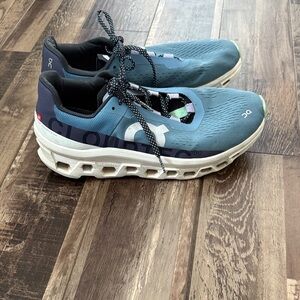 On Running Men's Athletic Shoes in Teal and White